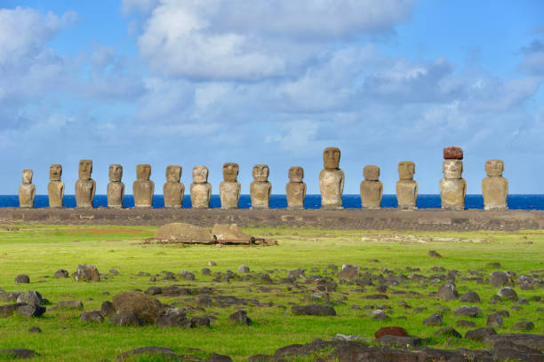 ahu tongariki - polynesian artefacts ストックフォトと画像