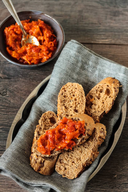 carota e peperone rosso spalmati in ciotola rustica - chutney jar tomato preserved foto e immagini stock