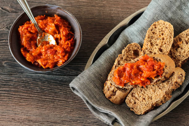 zanahoria y pimiento rojo en cuenco rústico - chutney jar tomato preserved fotografías e imágenes de stock