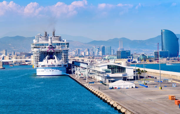 navio de cruzeiro no porto de barcelona - port de barcelona catalonia spain barcelona city - fotografias e filmes do acervo