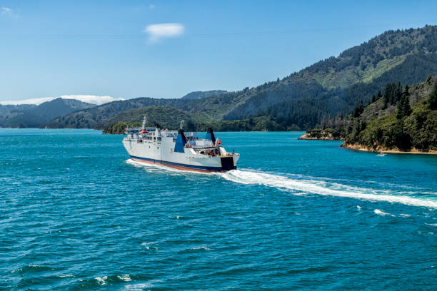 ferry on cook strait between new zealand's north and south islands - queen charlotte sound imagens e fotografias de stock