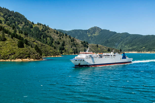 ferry on cook strait between new zealand's north and south islands - queen charlotte sound imagens e fotografias de stock