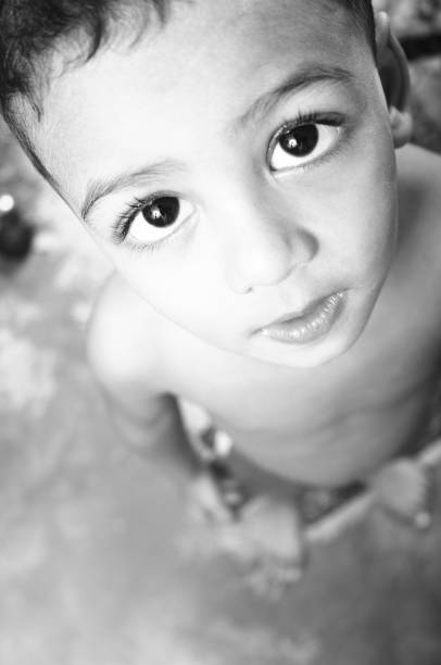 retrato de chico del sur de asia pequeña con graves - big eyes fotos fotografías e imágenes de stock