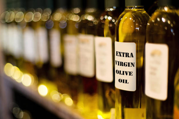 huile d'olive extra-vierge - cooking oil extra virgin olive oil olive oil bottle photos et images de collection