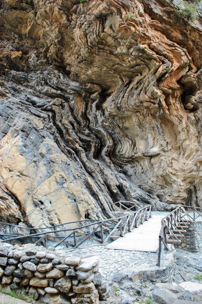 wooden bridge in samaria gorge - ravine geology danger footpath imagens e fotografias de stock