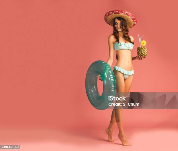 Photo libre de droit de Femme En Maillot De Bain Profitez De Saison De La Plage Vacances banque d'images et plus d'images libres de droit de Été