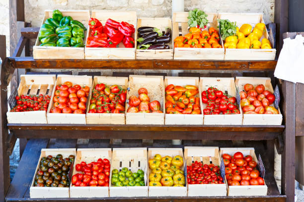 tomates frescos orgánicos de mercado mediterránea en puerto - biology vegetable farmer fruit fotografías e imágenes de stock