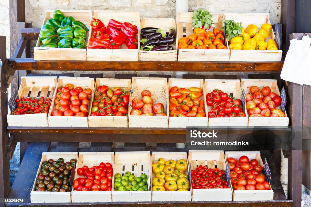 ポートで地中海の農民市場からの有機トマト - 野菜のロイヤリティフリーストックフォト
