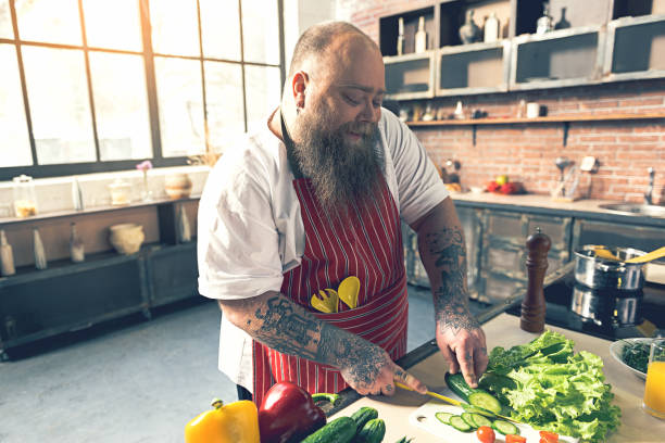 glücklich männlichen chef vorbereiten gesunden salat - fett nährstoff stock-fotos und bilder