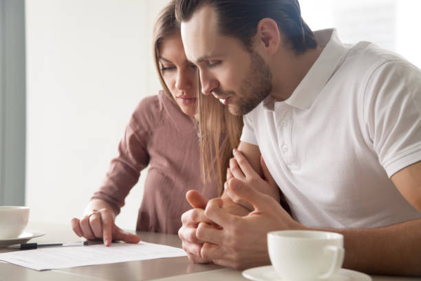 matrimonio serio con papeles, considerando oferta de préstamo, cálculo de facturas - bank statement fotos fotografías e imágenes de stock