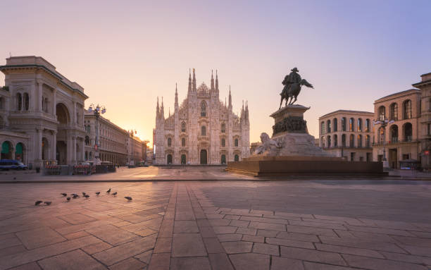 place du dôme à dimanche matin - dome milan italy architectural feature italy photos et images de collection