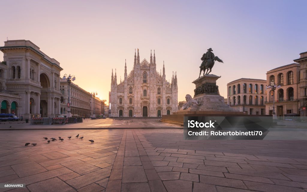 Praça Duomo, no domingo de manhã - Foto de stock de Milão royalty-free