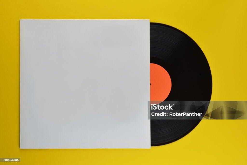 disco in vinile nero a metà della copertina bianca bianca - Foto stock royalty-free di Disco - Audio analogico