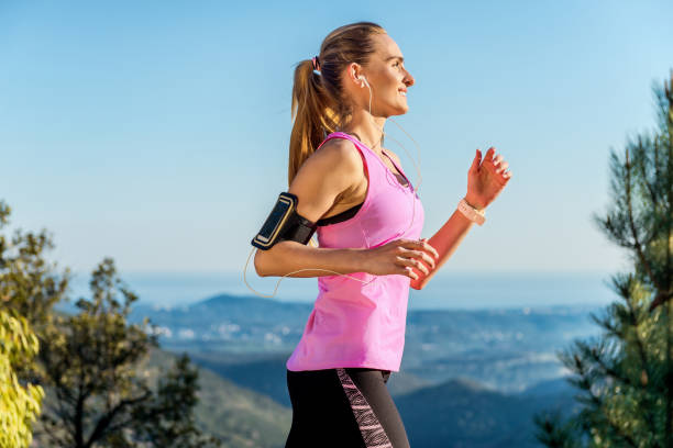 incentive young woman running in tranquil nature - running women jogging profile imagens e fotografias de stock