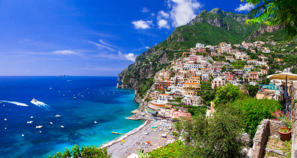 bellissime città costiere d'italia - panoramico positano in costiera amalfitana - capri foto e immagini stock