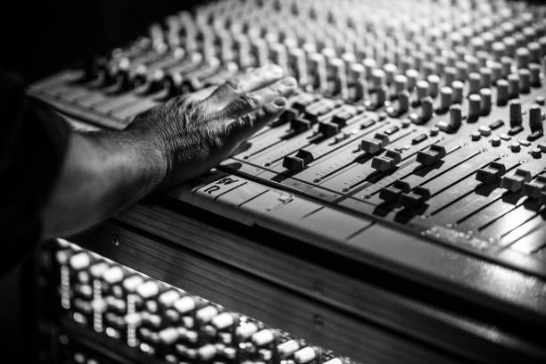 mixer desk per studio di registrazione audio mobile all'evento life - human finger sound mixer music producer foto e immagini stock