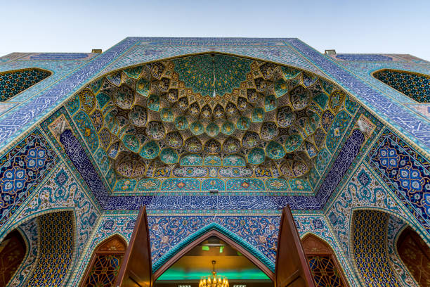 meia cúpula acima da entrada para a mesquita iraniana em dubai, detalhe arquitetônico, distrito de satwa - jumeirah mosque - fotografias e filmes do acervo