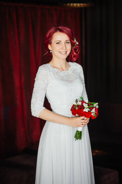 mariage. jour du mariage. mariée beauté en robe de mariée avec voile bouquet et de la dentelle à l’intérieur. modèle belle jeune fille vêtue d’une robe de mariée blanche. portrait féminin de dame mignonne. femme avec coiffure - veil bride lace married photos et images de collection