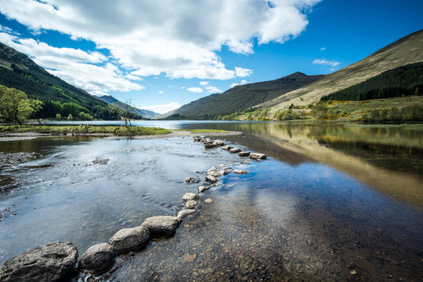 trittsteine am loch doine - highlands region loch reflection mountain stock-fotos und bilder