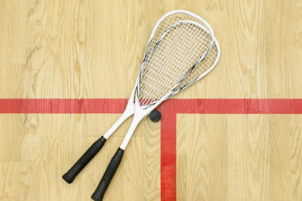 squash-schläger und ball draufsicht - squash racket stock-fotos und bilder