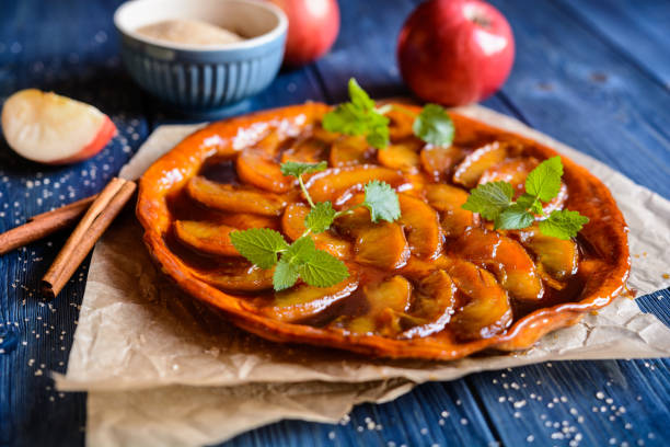 delicio tarte tatin - pie apple pastry crust celebration foto e immagini stock