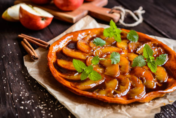 delicio tarte tatin - pie apple pastry crust celebration foto e immagini stock