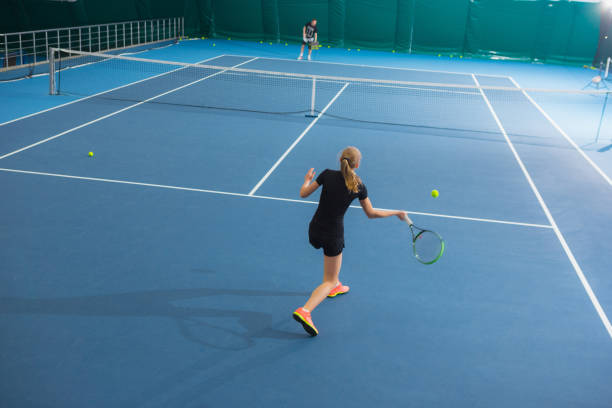 a menina na quadra de tênis fechada com bola - tennis court indoors net - fotografias e filmes do acervo