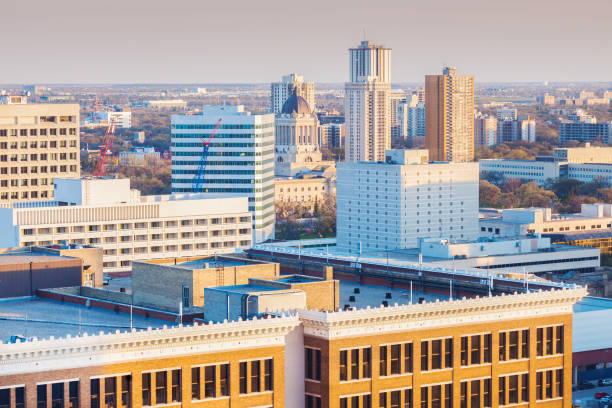 skyline di winnipeg con edificio legislativo manitoba - canada main street manitoba winnipeg foto e immagini stock