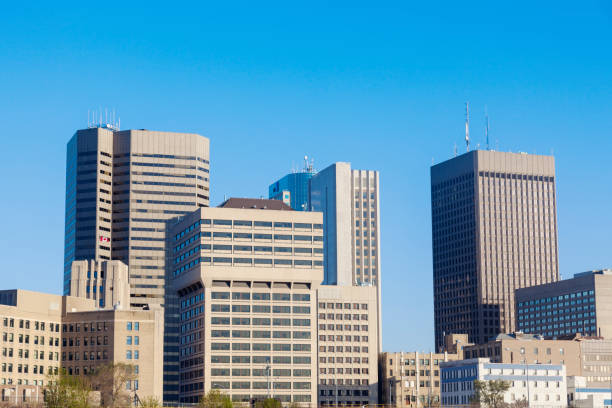 horizonte de winnipeg - canada main street manitoba winnipeg fotografías e imágenes de stock