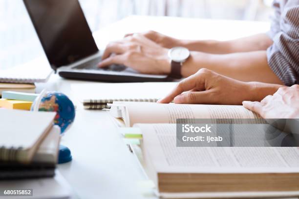 Universidad Los Estudiantes Trabajando Juntos Foto de stock y más banco de imágenes de Investigación - Investigación, Biblioteca, Profesor