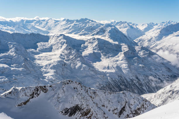 skiing and snowboarding in the winterly stubai alps - skiurlaub imagens e fotografias de stock