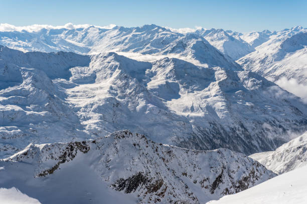 skiing and snowboarding in the winterly stubai alps - skiurlaub imagens e fotografias de stock