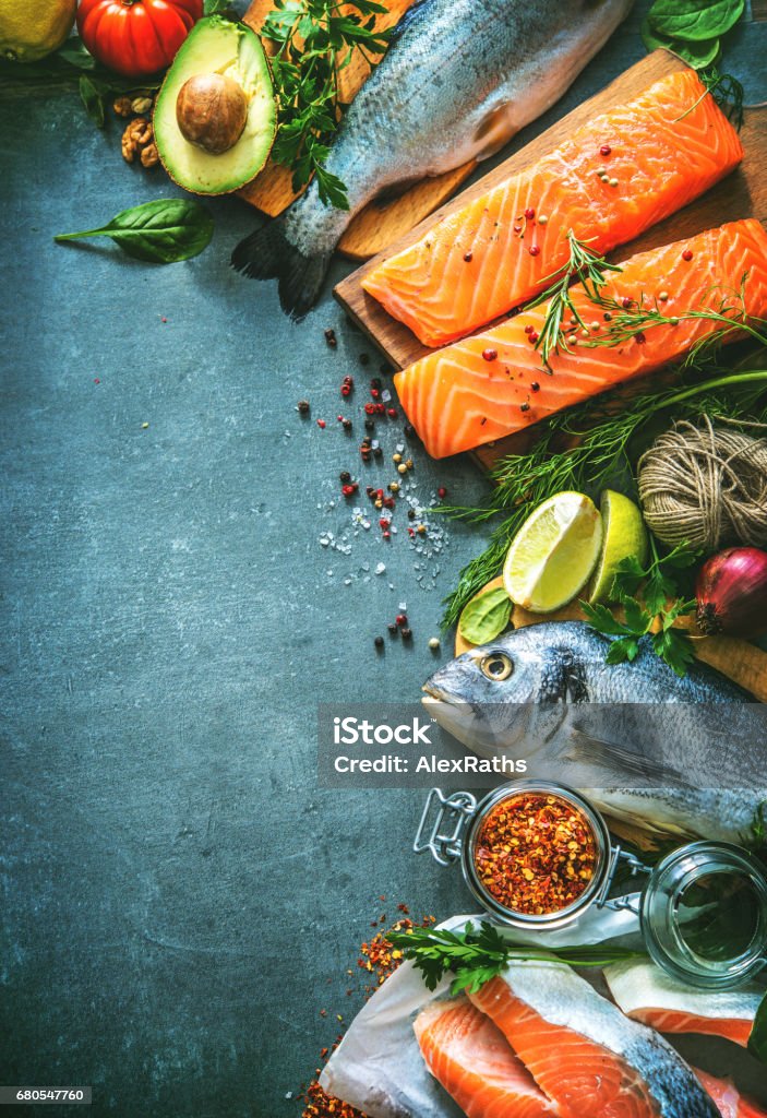 Variedade de peixe fresco com ervas aromáticas, especiarias e legumes - Foto de stock de Acima royalty-free