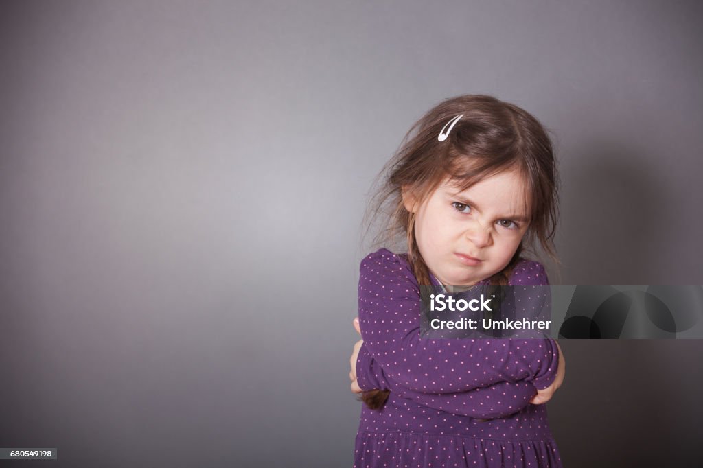 Grognon fille - Photo de Enfant libre de droits