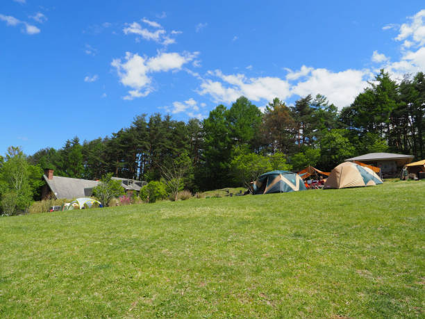 日本オートキャンプ牧場チロル言っていたの風景長野県の山岳地帯のキャンプ フィールド - テント 写真 ストックフォトと画像