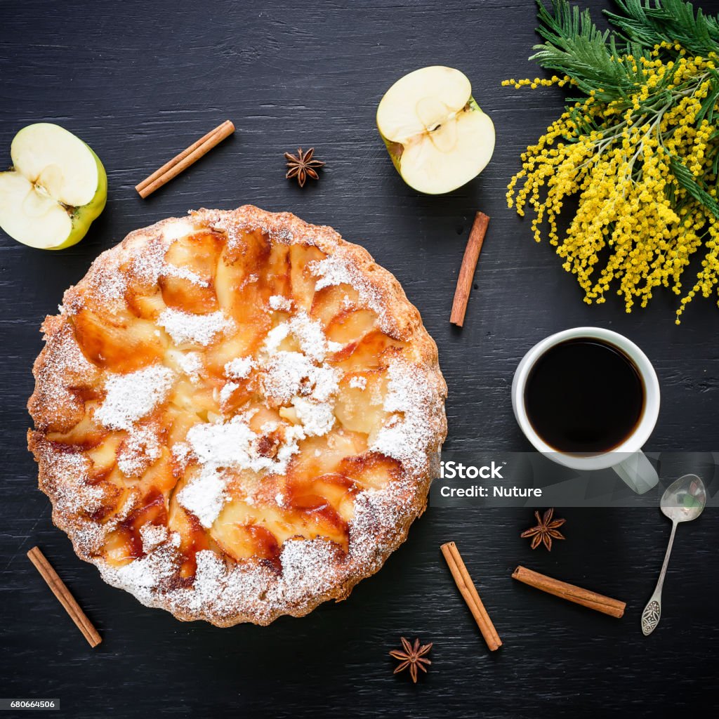 Torta di mele, frutta di mele e tazza di caffè su sfondo scuro. Lay piatto, vista dall'alto. Sfondo alimentare - Foto stock royalty-free di Arancione