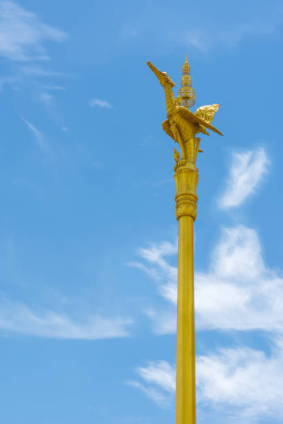 estátua dourada da cisne do estilo tailandês na coluna dourada do templo público - beleive - fotografias e filmes do acervo