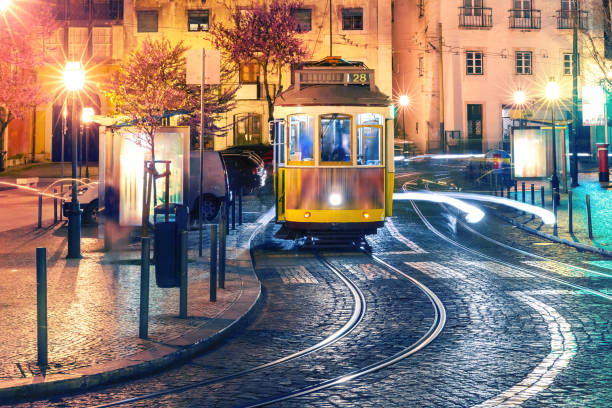 tranvía amarillo 28 en alfama por la noche, lisboa, portugal - cable car lisbon portugal portugal old fotografías e imágenes de stock