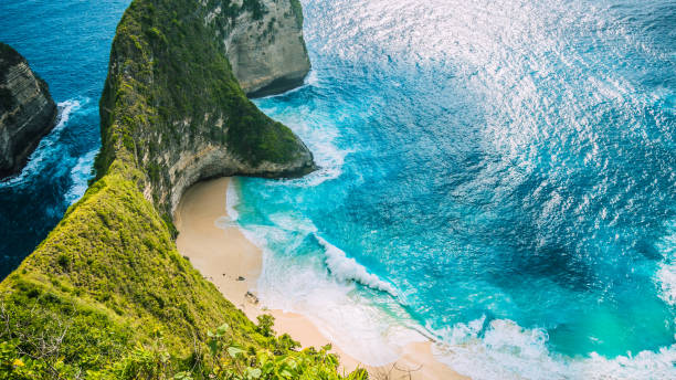 Manta Bay or Kelingking Beach on Nusa Penida Island, Bali, Indonesia Manta Bay or Kelingking Beach on Nusa Penida Island, Bali, Indonesia. kelingking beach stock pictures, royalty-free photos & images