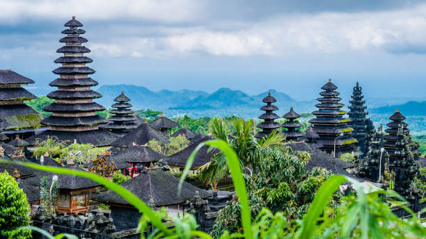 techos en pura besakih templo en isla de bali, indonesia - bali indonesia temple travel fotografías e imágenes de stock