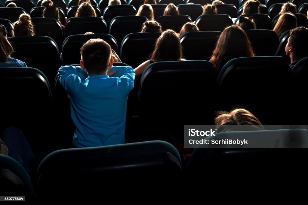 Niños viendo películas en el cine - Foto de stock de Sala de cine libre de derechos