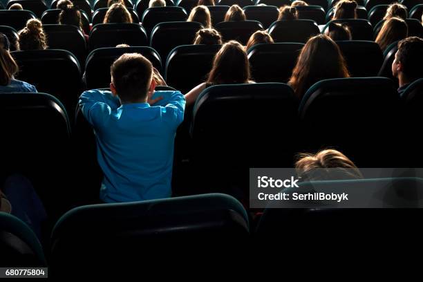 Niños Viendo Películas En El Cine Foto de stock y más banco de imágenes de Sala de cine - Sala de cine, Industria cinematográfica, Espectador