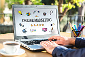 online-marketing-konzept-auf-laptop-moni