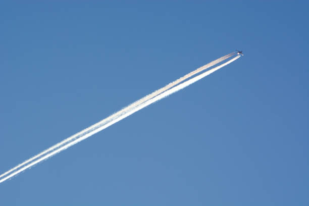 飛行機飛行機雲 - clear sky contrasts cloud high contrast ストックフォトと画像