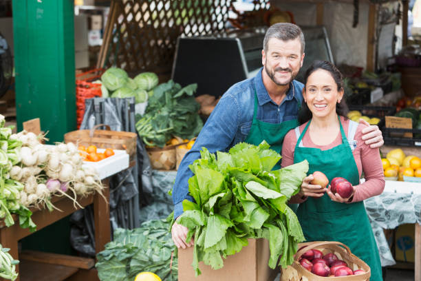istock Couple working in fruit and vegetable stand 680790222