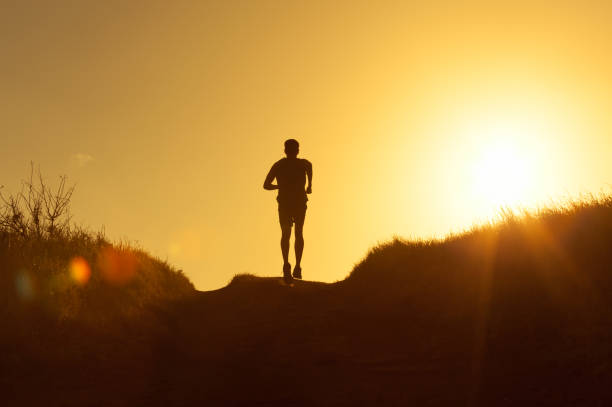 male runner - running jogging mountain footpath imagens e fotografias de stock