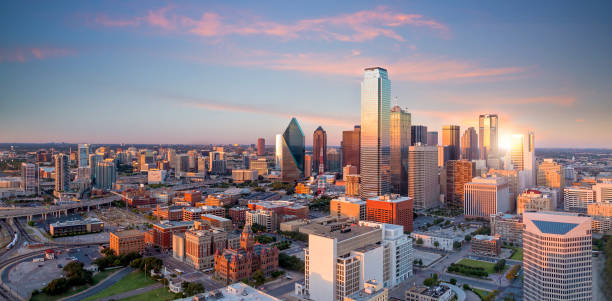 dallas, texas stadtbild mit blauem himmel bei sonnenuntergang - dallas stock-fotos und bilder