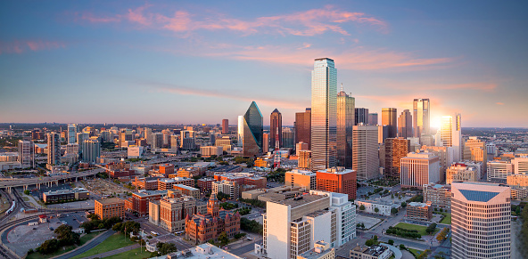 Ciudad de Dallas, Texas con el azul del cielo al atardecer photo