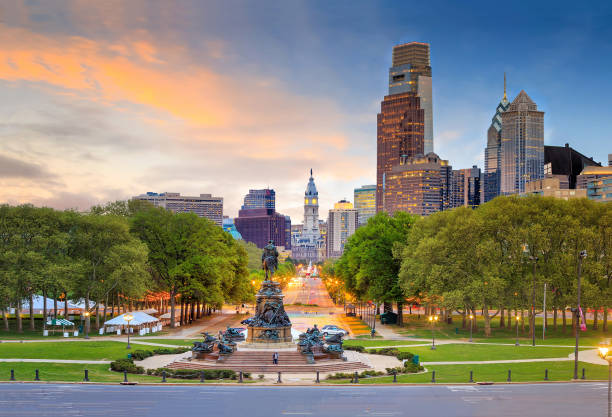 夕暮れ時の美しいフィラデルフィア ダウンタウンのスカイライン - benjamin franklin parkway ストックフォトと画像