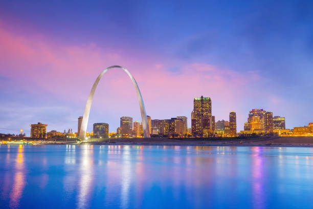 St. louis downtown  at twilight St. louis downtown  at twilight in USA jefferson national expansion memorial park stock pictures, royalty-free photos & images